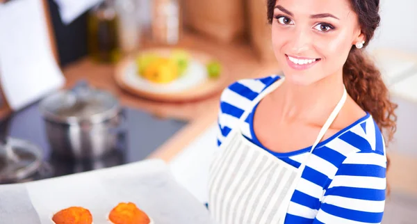 Mujer está haciendo pasteles en la cocina — Foto de Stock