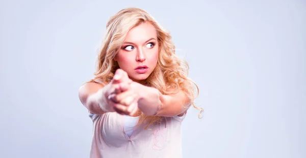 Joven mujer emocional, aislada sobre fondo gris — Foto de Stock