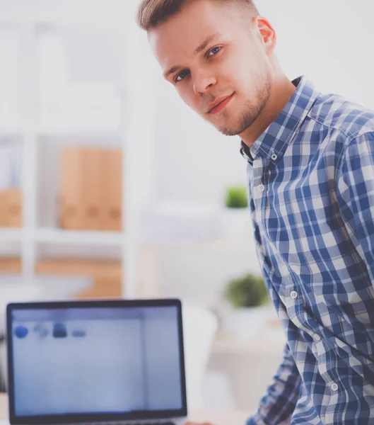 Young businessman working in office, sitting at desk — Stock Photo, Image