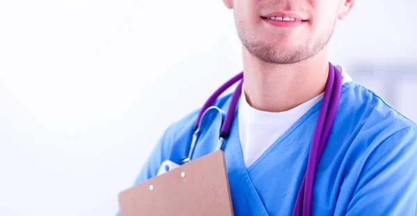 Médico con estetoscopio de pie, brazos cruzados, aislado sobre fondo blanco — Foto de Stock