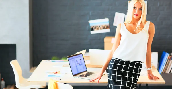 Modedesigner, die im Atelier arbeiten, sitzen am Schreibtisch — Stockfoto