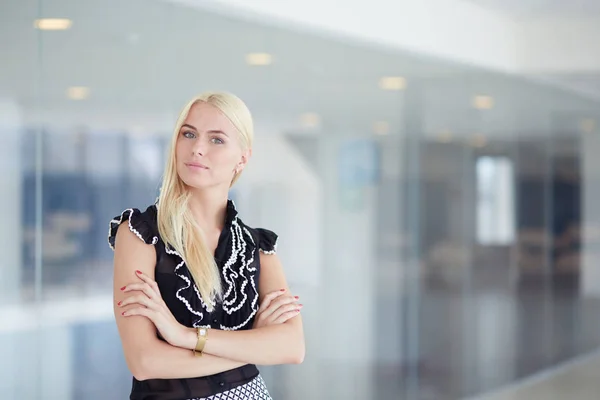 En vacker blond affärskvinna öppnar kontorsdörren . — Stockfoto