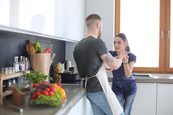 Bir çift evdeki mutfaklarında birlikte yemek pişiriyor. — Stok fotoğraf