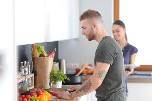 Pareja cocinando juntos en su cocina en casa —  Fotos de Stock