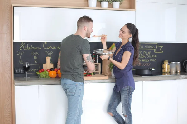 Paar koken samen in hun keuken thuis — Stockfoto