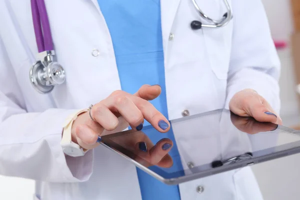 Médico femenino usando una tableta digital y de pie sobre fondo blanco. Mujeres doctores. —  Fotos de Stock