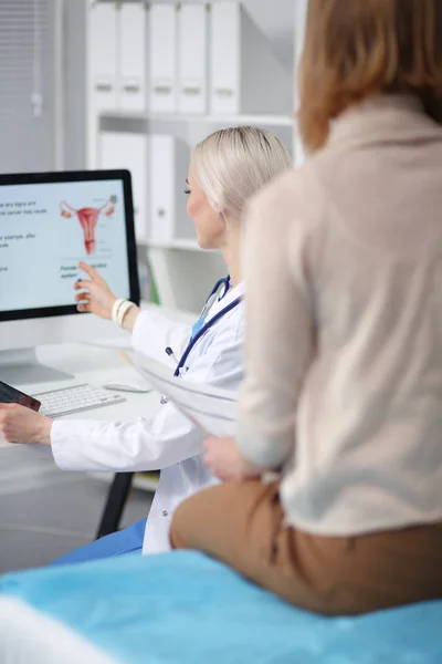 Doctor y paciente discutiendo algo mientras están sentados en la mesa. Concepto de medicina y salud. Médico y paciente — Foto de Stock