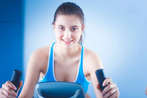 Vacker flicka på gymmet tränar på utbildare. Vacker flicka — Stockfoto