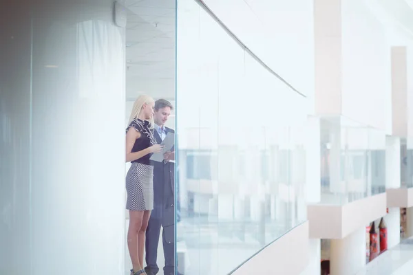 Zakelijke vrouw staan met haar personeel in de achtergrond op modern kantoor . — Stockfoto