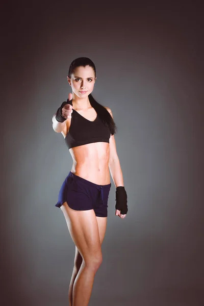 Portret van een gelukkige fitnessvrouw met ok teken. — Stockfoto