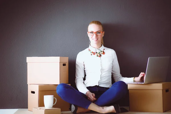 Žena sedí na podlaze boxy s notebookem. Podnikatelka — Stock fotografie