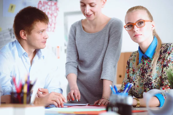 Giovani imprenditori che lavorano in ufficio su un nuovo progetto. Giovani imprenditori. — Foto Stock