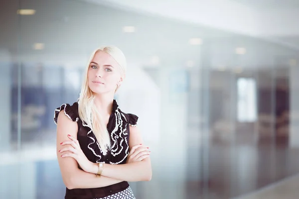 Una hermosa mujer rubia de negocios abre la puerta de la oficina . — Foto de Stock