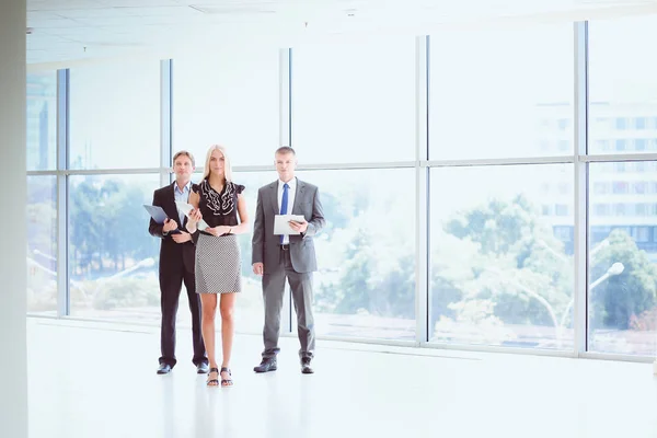 Business woman standing in foreground in office . — Stock Photo, Image