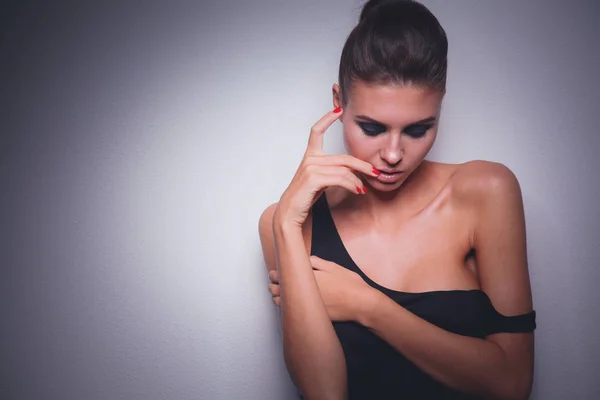 Retrato de una hermosa mujer con collar, aislado sobre fondo blanco. Retrato de una mujer hermosa. —  Fotos de Stock