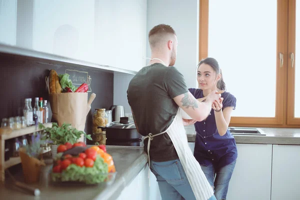 Bir çift evdeki mutfaklarında birlikte yemek pişiriyor. — Stok fotoğraf