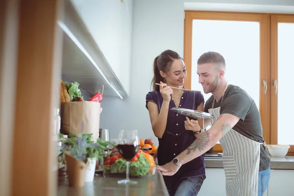 Пара готує разом на своїй кухні вдома — стокове фото