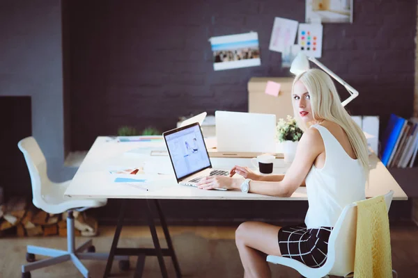 Modeskapare som arbetar i studio sittande på skrivbordet. — Stockfoto