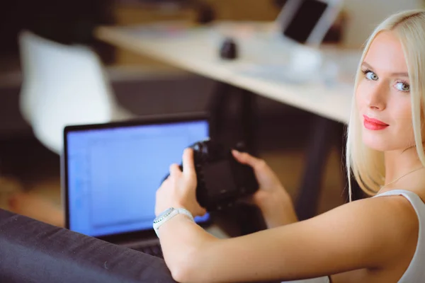 Joven fotógrafo y diseñador gráfico en el trabajo — Foto de Stock