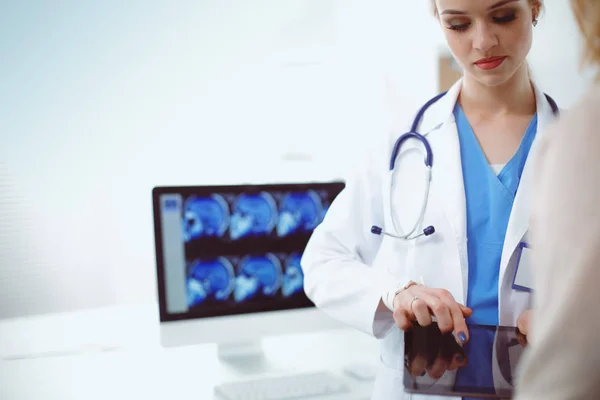 Doctor y paciente discutiendo algo mientras están sentados en la mesa. Concepto de medicina y salud. Médico y paciente —  Fotos de Stock