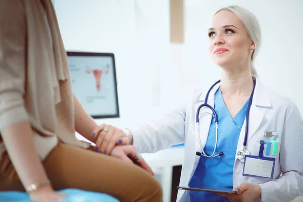 Dokter en patiënt bespreken iets terwijl ze aan tafel zitten. Geneeskunde en gezondheidszorg. Dokter en patiënt — Stockfoto