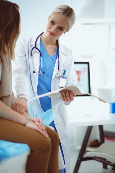 Портрет счастливой фитнесс-женщины, показывающей знак ОК.