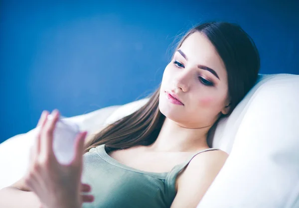 Jolie femme dans son salon couché sur le canapé envoyer désordre — Photo