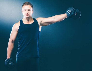 yakışıklı kaslı adam dumbell ile çalışma dışarı