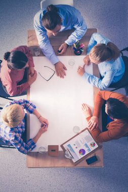 İş adamları toplantıda, ofiste oturup tartışıyorlar.