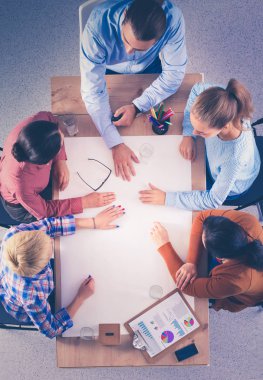 İş adamları toplantıda, ofiste oturup tartışıyorlar.