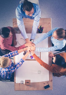 İş adamları toplantıda, ofiste oturup tartışıyorlar.