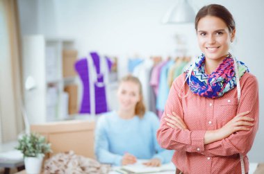 Stüdyoda çalışan genç moda tasarımcısı.