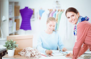 Stüdyoda çalışan genç moda tasarımcısı.