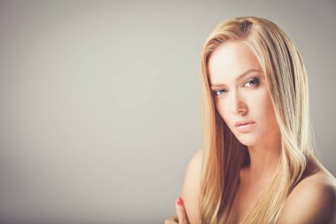 Güzellik. Beyaz arka plan üzerinde genç bir kadın portresi