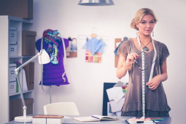 Stüdyoda çalışan genç moda tasarımcısı.