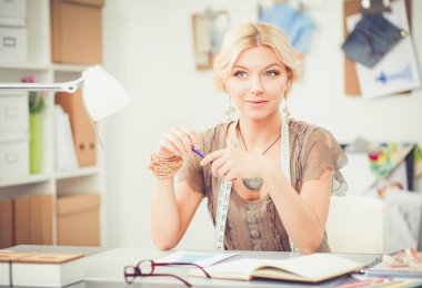 Stüdyoda çalışan genç moda tasarımcısı.