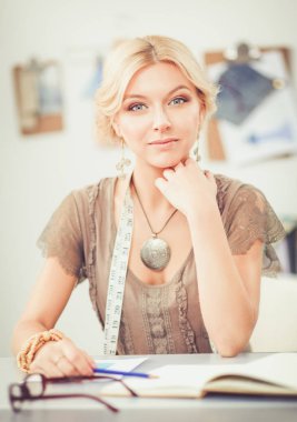 Stüdyoda çalışan genç moda tasarımcısı.