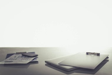 Beyaz arkaplanda dizin yığını olan dizüstü bilgisayar