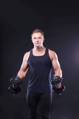 yakışıklı kaslı adam dumbell ile çalışma dışarı