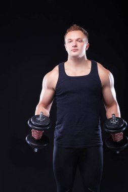 yakışıklı kaslı adam dumbell ile çalışma dışarı