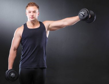 yakışıklı kaslı adam dumbell ile çalışma dışarı