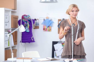 Stüdyoda çalışan genç moda tasarımcısı.