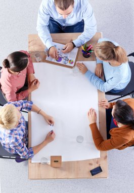 İş adamları toplantıda, ofiste oturup tartışıyorlar.