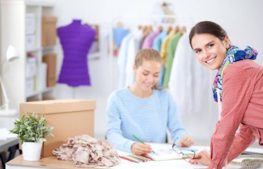Stüdyoda çalışan genç moda tasarımcısı.