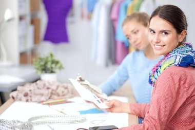 Stüdyoda çalışan genç moda tasarımcısı.