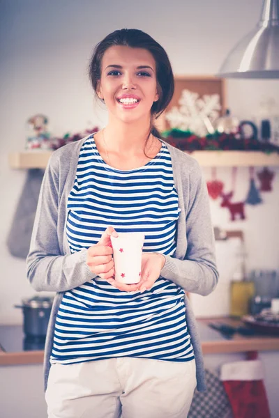 Portrait de jeune femme sur fond intérieur de cuisine — Photo