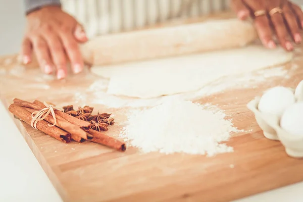 Frau backt Weihnachtskekse in der Küche — Stockfoto