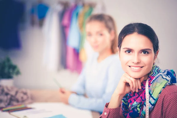 Jonge modeontwerper werkt in studio. — Stockfoto