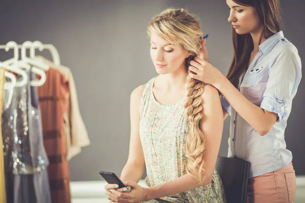 Jeune femme coiffeur faire coiffure fille dans salon — Photo