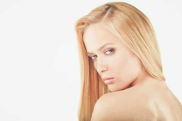 Beleza. Retrato de uma jovem mulher no fundo branco — Fotografia de Stock